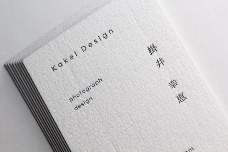 スリムなサイズの名刺に黒色の小口染め | 活版印刷｜CAPPAN STUDIO