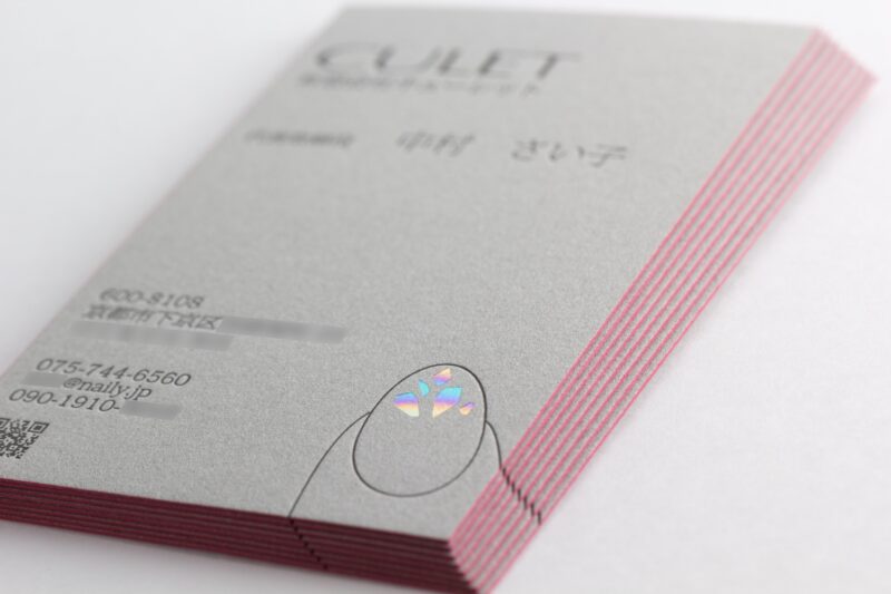 GAボードグレーにレインボー箔押し、小口染めの名刺 | 活版印刷