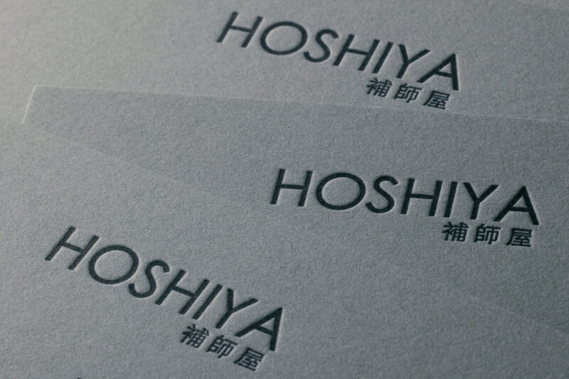 グレー用紙にスミで活版印刷