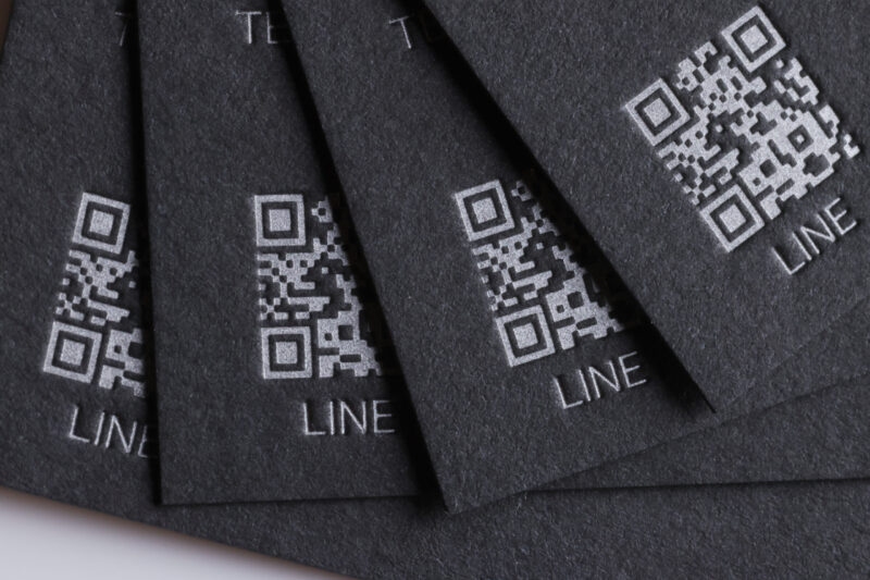 黒紙に銀印刷のQRコード