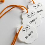 活版印刷とダイカット加工をした紐付きタグ