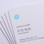 両面2色をスノーブルにベタや空押しの活版名刺