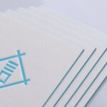 正方形で両面活版印刷と小口染めの名刺