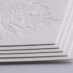 正方形で空押しのある活版名刺