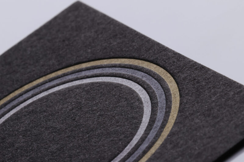 黒紙に3色ショップカード