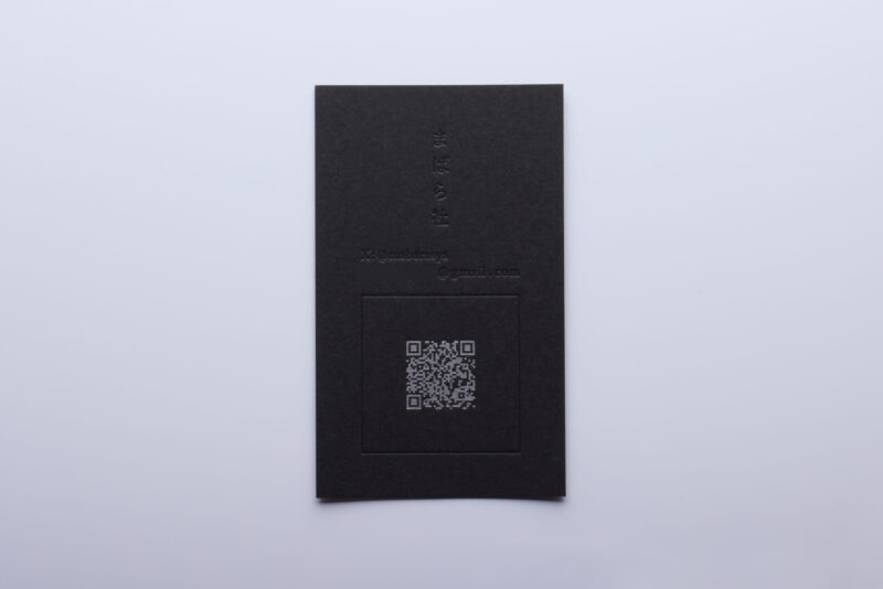 黒紙に銀のQRコード