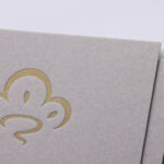 グレーのボード紙に両面メタリックインキでの活版印刷名刺