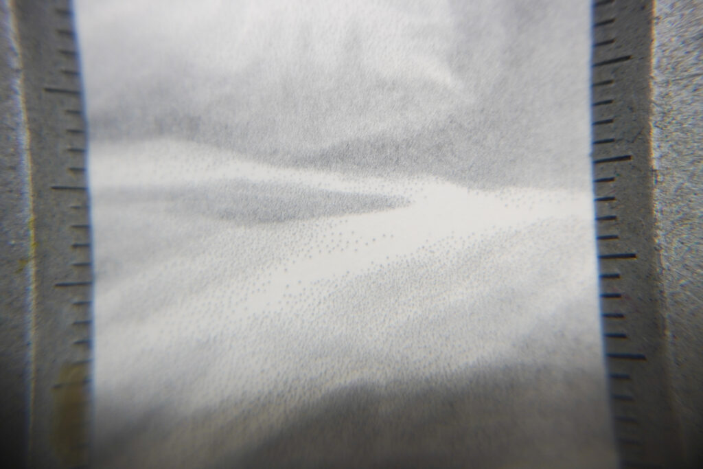 出力紙をルーペで覗いた図