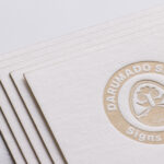 気包紙Uディープラフに小口染めと両面活版印刷の名刺