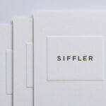 岡山にある美容院のショップカードと2名様の名刺を活版印刷