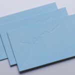 ベタ印刷に空押しと小口染めのある活版名刺