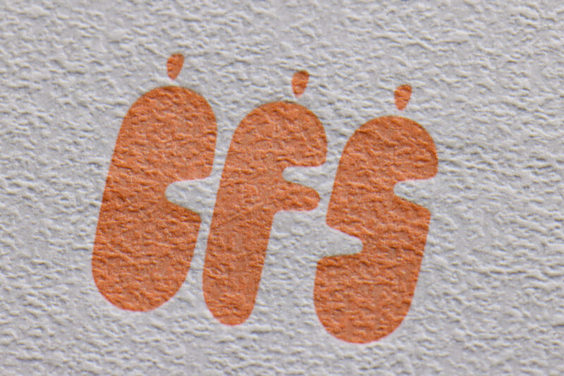 グレーの用紙に特色活版印刷