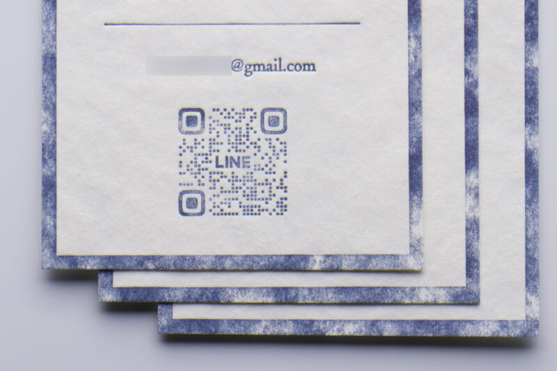 フリッターホワイトに活版印刷でＱＲコード