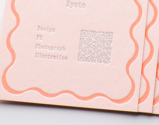 キャンディピンクに銀のQRコード