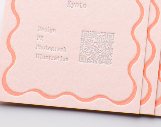 キャンディピンクに銀のQRコード