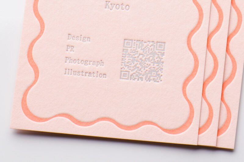 キャンディピンクに銀のQRコード