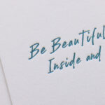 用紙は特ＡクッションＦにパントン323で活版印刷の名刺