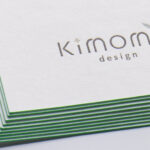 3色のロゴを活版印刷で再現した小口染め名刺