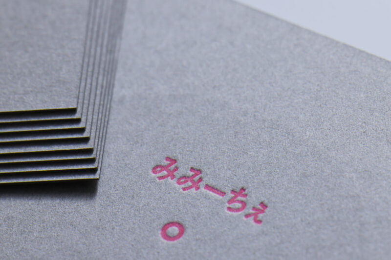 GAボード_グレー_活版名刺_蛍光ピンク