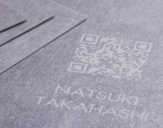 銀ベタの白抜きQR