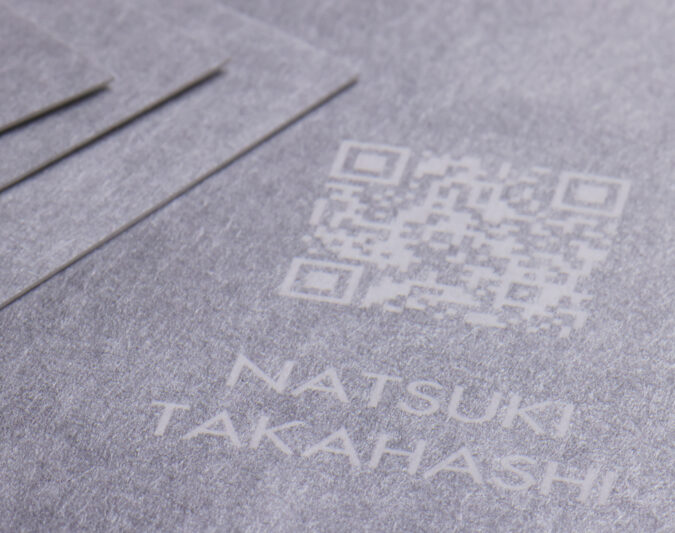 銀ベタの白抜きQR