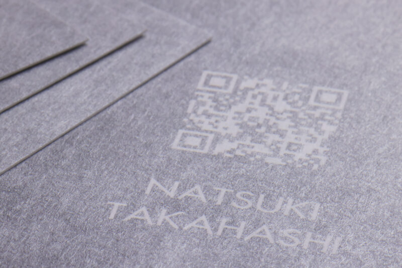銀ベタの白抜きQR