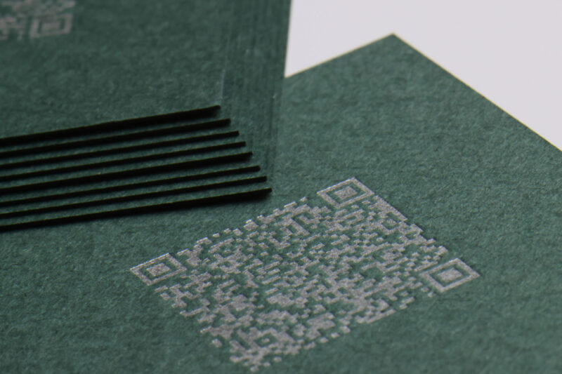 濃い紙にQRコード